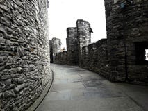 Στη στέγη, μέσα του μεσαιωνικού κάστρου Gravensteen Castle των βασίζοήσουν στη νεφελώδη ημέρα, τους τοίχους πετρών και το κιγκλίδ στοκ φωτογραφία Στη στέγη, μέσα του μεσαιωνικού κάστρου Gravensteen Castle των βασίζοήσουν στη νεφελώδη ημέρα, τους τοίχους πετρών και το κιγκλίδ στοκ φωτογραφία