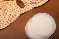 Στηθόδεσμος περιποίησης για τις μητέρες moms στηθόδεσμος με το νέο μίας χρήσης μαξιλάρι στηθών Αποτρέπει τη ροή του γάλακτος στα στοκ εικόνες με δικαίωμα ελεύθερης χρήσης Στηθόδεσμος περιποίησης για τις μητέρες moms στηθόδεσμος με το νέο μίας χρήσης μαξιλάρι στηθών Αποτρέπει τη ροή του γάλακτος στα στοκ εικόνες με δικαίωμα ελεύθερης χρήσης