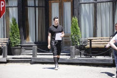 Στην πρόβα ταινιών κολπίσκου ` θέσης ` Schitt ` s που χαρακτηρίζει τον καναδικό δράστη, Ντάνιελ Levy στοκ εικόνα Στην πρόβα ταινιών κολπίσκου ` θέσης ` Schitt ` s που χαρακτηρίζει τον καναδικό δράστη, Ντάνιελ Levy στοκ εικόνα