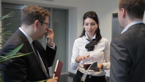 Στο διάδρομο τρία οι υπάλληλοι λύνουν ένα σημαντικό ζήτημα μεταξύ τους φιλμ μικρού μήκους Στο διάδρομο τρία οι υπάλληλοι λύνουν ένα σημαντικό ζήτημα μεταξύ τους φιλμ μικρού μήκους