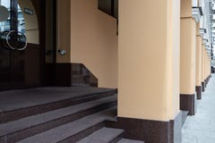 Στοιχεία της αστικής αρχιτεκτονικής, σκαλοπάτια που οδηγούν στην πόρτα, στήλες οικοδόμησης, επαναλαμβανόμενα στοιχεία στοκ εικόνες Στοιχεία της αστικής αρχιτεκτονικής, σκαλοπάτια που οδηγούν στην πόρτα, στήλες οικοδόμησης, επαναλαμβανόμενα στοιχεία στοκ εικόνες