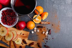 Στον πίνακα είναι ένα δοχείο με compote, μήλα και πορτοκάλια, ένα κύπελλο των των βακκίνιων, των ραβδιών κανέλας και των γλυκών η στοκ φωτογραφία με δικαίωμα ελεύθερης χρήσης Στον πίνακα είναι ένα δοχείο με compote, μήλα και πορτοκάλια, ένα κύπελλο των των βακκίνιων, των ραβδιών κανέλας και των γλυκών η στοκ φωτογραφία με δικαίωμα ελεύθερης χρήσης