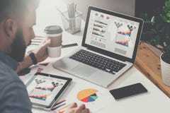 Στον πίνακα είναι υπολογιστής lap-top και ταμπλετών με τις γραφικές παραστάσεις, τα διαγράμματα και τα διαγράμματα στην οθόνη, sm στοκ φωτογραφίες με δικαίωμα ελεύθερης χρήσης Στον πίνακα είναι υπολογιστής lap-top και ταμπλετών με τις γραφικές παραστάσεις, τα διαγράμματα και τα διαγράμματα στην οθόνη, sm στοκ φωτογραφίες με δικαίωμα ελεύθερης χρήσης