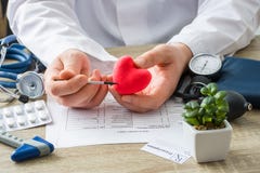 Στους γιατρούς ο παθολόγος διορισμού παρουσιάζει στην υπομονετική μορφή της καρδιάς καρτών με την εστίαση σε διαθεσιμότητα με το στοκ φωτογραφία με δικαίωμα ελεύθερης χρήσης Στους γιατρούς ο παθολόγος διορισμού παρουσιάζει στην υπομονετική μορφή της καρδιάς καρτών με την εστίαση σε διαθεσιμότητα με το στοκ φωτογραφία με δικαίωμα ελεύθερης χρήσης