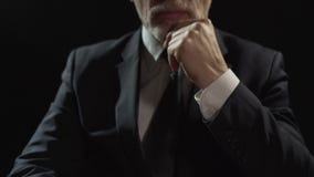 Στοχαστικό άτομο που τρυπά τα δάχτυλα στον πίνακα σκεπτόμενο για τη λύση προβλήματος απόθεμα βίντεο Στοχαστικό άτομο που τρυπά τα δάχτυλα στον πίνακα σκεπτόμενο για τη λύση προβλήματος απόθεμα βίντεο