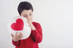 Στοχαστικό αγόρι με μια καρδιά Στοκ Εικόνες Στοχαστικό αγόρι με μια καρδιά Στοκ Εικόνες