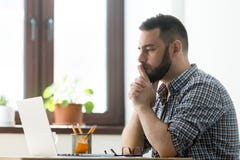 Στοχαστικό αρσενικό που εξετάζει τη λύση επιχειρησιακού προβλήματος στοκ φωτογραφία Στοχαστικό αρσενικό που εξετάζει τη λύση επιχειρησιακού προβλήματος στοκ φωτογραφία