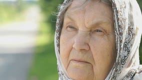 Στοχαστικός κοιτάξτε της σοβαρής ηλικιωμένης γυναίκας Κινηματογράφηση σε πρώτο πλάνο απόθεμα βίντεο Στοχαστικός κοιτάξτε της σοβαρής ηλικιωμένης γυναίκας Κινηματογράφηση σε πρώτο πλάνο απόθεμα βίντεο