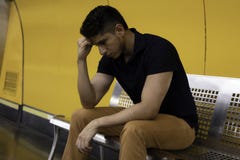 Στοχαστικός νεαρός άνδρας στο σταθμό μετρό στοκ φωτογραφία Στοχαστικός νεαρός άνδρας στο σταθμό μετρό στοκ φωτογραφία