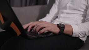 Στοχευμένο μήκος σε πόδηα των χεριών ατόμων ` s που δακτυλογραφούν στο lap-top Φθορά των μαύρων μοντέρνων handwatches και του άσπ φιλμ μικρού μήκους Στοχευμένο μήκος σε πόδηα των χεριών ατόμων ` s που δακτυλογραφούν στο lap-top Φθορά των μαύρων μοντέρνων handwatches και του άσπ φιλμ μικρού μήκους