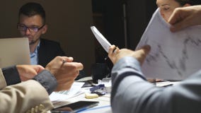 Στρατηγική προγραμματισμού επιχειρησιακών ομάδων για το εταιρικό πρόγραμμα στην αρχή Νέοι συνάδελφοι που κάθονται στον πίνακα και φιλμ μικρού μήκους Στρατηγική προγραμματισμού επιχειρησιακών ομάδων για το εταιρικό πρόγραμμα στην αρχή Νέοι συνάδελφοι που κάθονται στον πίνακα και φιλμ μικρού μήκους