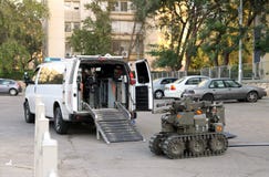 Στρατιωτικό ή ρομπότ αστυνομίας που χρησιμοποιείται για να κινήσει ακίνδυνα ή να πυροδοτήσει τις βόμβες α Στοκ εικόνες με δικαίωμα ελεύθερης χρήσης Στρατιωτικό ή ρομπότ αστυνομίας που χρησιμοποιείται για να κινήσει ακίνδυνα ή να πυροδοτήσει τις βόμβες α Στοκ εικόνες με δικαίωμα ελεύθερης χρήσης