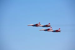 Στρατιωτικό αεροπλάνο τέσσερα στο μπλε ουρανό στοκ εικόνες με δικαίωμα ελεύθερης χρήσης Στρατιωτικό αεροπλάνο τέσσερα στο μπλε ουρανό στοκ εικόνες με δικαίωμα ελεύθερης χρήσης