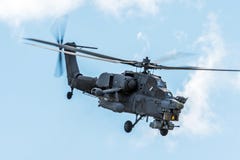 Στρατιωτικό ελικόπτερο στον ουρανό σε μια αποστολή αγώνα με τα όπλα στοκ εικόνα Στρατιωτικό ελικόπτερο στον ουρανό σε μια αποστολή αγώνα με τα όπλα στοκ εικόνα
