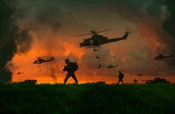 Στρατιωτικός στρατιώτης μεταξύ του καπνού και της σκόνης στοκ φωτογραφία με δικαίωμα ελεύθερης χρήσης Στρατιωτικός στρατιώτης μεταξύ του καπνού και της σκόνης στοκ φωτογραφία με δικαίωμα ελεύθερης χρήσης