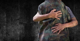 Στρατιώτης που αγκαλιάζει το μέσο τμήμα ενάντια στη μαύρες ξύλινες επιτροπή και grunge την επικάλυψη στοκ εικόνα Στρατιώτης που αγκαλιάζει το μέσο τμήμα ενάντια στη μαύρες ξύλινες επιτροπή και grunge την επικάλυψη στοκ εικόνα