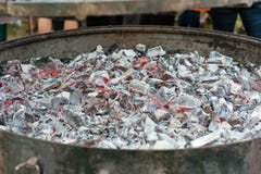 Στρογγυλή σχάρα ξυλάνθρακα μετάλλων για τη σχάρα έτοιμη στοκ εικόνα Στρογγυλή σχάρα ξυλάνθρακα μετάλλων για τη σχάρα έτοιμη στοκ εικόνα