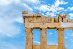Στυλοβάτες Parthenon μπροστά από τον μπλε και νεφελώδη ουρανό στοκ φωτογραφία Στυλοβάτες Parthenon μπροστά από τον μπλε και νεφελώδη ουρανό στοκ φωτογραφία