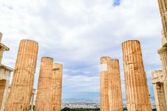 Στυλοβάτες των μνημειακών πυλών propylaea στην ακρόπολη στοκ φωτογραφία με δικαίωμα ελεύθερης χρήσης Στυλοβάτες των μνημειακών πυλών propylaea στην ακρόπολη στοκ φωτογραφία με δικαίωμα ελεύθερης χρήσης