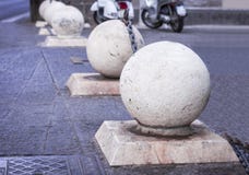 Συγκεκριμένες σφαίρες που απαγορεύουν το εμπόδιο χώρων στάθμευσης στην οδό στην Κατάνια, Σικελία, Ιταλία στοκ εικόνα με δικαίωμα ελεύθερης χρήσης Συγκεκριμένες σφαίρες που απαγορεύουν το εμπόδιο χώρων στάθμευσης στην οδό στην Κατάνια, Σικελία, Ιταλία στοκ εικόνα με δικαίωμα ελεύθερης χρήσης