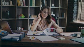 Συγκεντρωμένη επιχειρησιακή γυναίκα που εξετάζει την επιχειρησιακή γραφική παράσταση Προγραμματισμός επένδυσης φιλμ μικρού μήκους Συγκεντρωμένη επιχειρησιακή γυναίκα που εξετάζει την επιχειρησιακή γραφική παράσταση Προγραμματισμός επένδυσης φιλμ μικρού μήκους