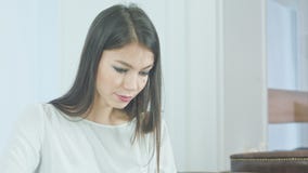Συγκεντρωμένη νέα γυναίκα που χρησιμοποιεί το PC ταμπλετών απόθεμα βίντεο Συγκεντρωμένη νέα γυναίκα που χρησιμοποιεί το PC ταμπλετών απόθεμα βίντεο