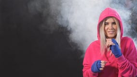 Συγκεντρωμένη ξανθή kickboxing γυναίκα στην κατάρτιση στο στούντιο ικανότητας, σε αργή κίνηση κατάρτιση σκληρά φιλμ μικρού μήκους Συγκεντρωμένη ξανθή kickboxing γυναίκα στην κατάρτιση στο στούντιο ικανότητας, σε αργή κίνηση κατάρτιση σκληρά φιλμ μικρού μήκους