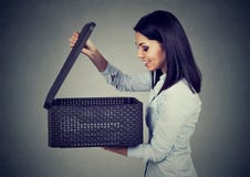 Συγκινημένη γυναίκα που ανοίγει ένα κιβώτιο με μια έκπληξη στοκ φωτογραφία με δικαίωμα ελεύθερης χρήσης Συγκινημένη γυναίκα που ανοίγει ένα κιβώτιο με μια έκπληξη στοκ φωτογραφία με δικαίωμα ελεύθερης χρήσης