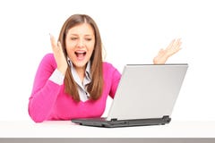 Συγκινημένο νέο θηλυκό που εργάζεται στο lap-top στοκ φωτογραφία με δικαίωμα ελεύθερης χρήσης Συγκινημένο νέο θηλυκό που εργάζεται στο lap-top στοκ φωτογραφία με δικαίωμα ελεύθερης χρήσης