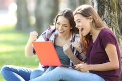 Συγκινημένος teens λαμβάνοντας τις καλές ειδήσεις σε απευθείας σύνδεση στοκ εικόνες με δικαίωμα ελεύθερης χρήσης Συγκινημένος teens λαμβάνοντας τις καλές ειδήσεις σε απευθείας σύνδεση στοκ εικόνες με δικαίωμα ελεύθερης χρήσης