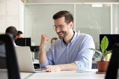 Συγκινημένος παρακινημένος εργαζόμενος ευτυχής με τη λήψη των καλών ειδήσεων στο ηλεκτρονικό ταχυδρομείο στοκ εικόνες με δικαίωμα ελεύθερης χρήσης Συγκινημένος παρακινημένος εργαζόμενος ευτυχής με τη λήψη των καλών ειδήσεων στο ηλεκτρονικό ταχυδρομείο στοκ εικόνες με δικαίωμα ελεύθερης χρήσης