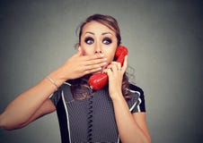 Συγκλονισμένη νέα γυναίκα που λαμβάνει τις κακές ειδήσεις στο τηλέφωνο στοκ φωτογραφίες με δικαίωμα ελεύθερης χρήσης Συγκλονισμένη νέα γυναίκα που λαμβάνει τις κακές ειδήσεις στο τηλέφωνο στοκ φωτογραφίες με δικαίωμα ελεύθερης χρήσης