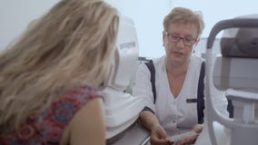 Συζήτηση γιατρών με τη νέα γυναίκα μετά από η όρασή της απόθεμα βίντεο Συζήτηση γιατρών με τη νέα γυναίκα μετά από η όρασή της απόθεμα βίντεο