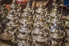 Συλλογή ξεπερασμένα teapots μετάλλων για την πώληση σε έναν στάβλο αγοράς στοκ εικόνες με δικαίωμα ελεύθερης χρήσης Συλλογή ξεπερασμένα teapots μετάλλων για την πώληση σε έναν στάβλο αγοράς στοκ εικόνες με δικαίωμα ελεύθερης χρήσης