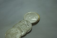 Συλλογή των ασημένιων και χρυσών νομισμάτων cryptocurrency σε ένα άσπρο υπόβαθρο στοκ εικόνες με δικαίωμα ελεύθερης χρήσης Συλλογή των ασημένιων και χρυσών νομισμάτων cryptocurrency σε ένα άσπρο υπόβαθρο στοκ εικόνες με δικαίωμα ελεύθερης χρήσης