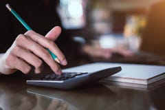 Συμπίεση χεριών επιχειρηματιών στον υπολογιστή για τον υπολογισμό του υπολογισμού δαπανών στοκ εικόνα με δικαίωμα ελεύθερης χρήσης Συμπίεση χεριών επιχειρηματιών στον υπολογιστή για τον υπολογισμό του υπολογισμού δαπανών στοκ εικόνα με δικαίωμα ελεύθερης χρήσης