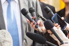 Συνέντευξη MEDIA απομονωμένο λευκό Τύπου μικροφώνων ανασκόπησης διάσκεψη στοκ φωτογραφία Συνέντευξη MEDIA απομονωμένο λευκό Τύπου μικροφώνων ανασκόπησης διάσκεψη στοκ φωτογραφία