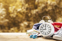 Συναγερμός με τις προμήθειες στο υπόβαθρο πτώσης πίσω σχολικό θέμα στοκ εικόνες με δικαίωμα ελεύθερης χρήσης Συναγερμός με τις προμήθειες στο υπόβαθρο πτώσης πίσω σχολικό θέμα στοκ εικόνες με δικαίωμα ελεύθερης χρήσης