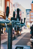 Συναντάμε το πιό oktoberfest χέρι bartender που χύνει μια μεγάλη μπύρα ξανθού γερμανικού ζύού στη βρύση Χύνοντας μπύρα για τον πε στοκ φωτογραφίες με δικαίωμα ελεύθερης χρήσης Συναντάμε το πιό oktoberfest χέρι bartender που χύνει μια μεγάλη μπύρα ξανθού γερμανικού ζύού στη βρύση Χύνοντας μπύρα για τον πε στοκ φωτογραφίες με δικαίωμα ελεύθερης χρήσης