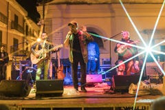 Συναυλία βράχου σε ένα τετράγωνο ενός χωριού στο νότο της Ιταλίας στοκ εικόνες με δικαίωμα ελεύθερης χρήσης Συναυλία βράχου σε ένα τετράγωνο ενός χωριού στο νότο της Ιταλίας στοκ εικόνες με δικαίωμα ελεύθερης χρήσης