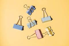 Συνδετήρες γραφείων clothespins στοκ εικόνες Συνδετήρες γραφείων clothespins στοκ εικόνες