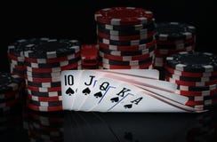 Συνδυασμοί νίκης καρτών στο υπόβαθρο των τσιπ για το πόκερ παιχνιδιού Στοκ φωτογραφία με δικαίωμα ελεύθερης χρήσης Συνδυασμοί νίκης καρτών στο υπόβαθρο των τσιπ για το πόκερ παιχνιδιού Στοκ φωτογραφία με δικαίωμα ελεύθερης χρήσης
