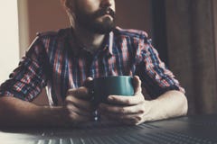 Συνεδρίαση ατόμων με το φλυτζάνι του καφέ ή του τσαγιού πρωινού Στοκ εικόνα με δικαίωμα ελεύθερης χρήσης Συνεδρίαση ατόμων με το φλυτζάνι του καφέ ή του τσαγιού πρωινού Στοκ εικόνα με δικαίωμα ελεύθερης χρήσης