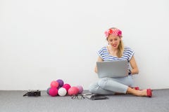 Συνεδρίαση μόδας blogger στο πάτωμα με τον υπολογιστή στοκ εικόνα με δικαίωμα ελεύθερης χρήσης Συνεδρίαση μόδας blogger στο πάτωμα με τον υπολογιστή στοκ εικόνα με δικαίωμα ελεύθερης χρήσης