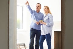 Συνεδρίαση των γυναικών με τον αρχιτέκτονα ή τον οικοδόμο στην ανακαινισμένη ιδιοκτησία στοκ εικόνες με δικαίωμα ελεύθερης χρήσης Συνεδρίαση των γυναικών με τον αρχιτέκτονα ή τον οικοδόμο στην ανακαινισμένη ιδιοκτησία στοκ εικόνες με δικαίωμα ελεύθερης χρήσης