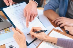 Συνεδρίαση Realtor στο γραφείο στην αρχή Η μητέρα υπογράφει τη σύμβαση για το νέο διαμέρισμα στοκ φωτογραφία Συνεδρίαση Realtor στο γραφείο στην αρχή Η μητέρα υπογράφει τη σύμβαση για το νέο διαμέρισμα στοκ φωτογραφία