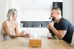 Συνεδρίαση ανδρών και γυναικών από τον πίνακα στη αντίθετη πλευρά και να υποστηρίξει τα οικογενειακά προβλήματα στοκ εικόνα με δικαίωμα ελεύθερης χρήσης Συνεδρίαση ανδρών και γυναικών από τον πίνακα στη αντίθετη πλευρά και να υποστηρίξει τα οικογενειακά προβλήματα στοκ εικόνα με δικαίωμα ελεύθερης χρήσης