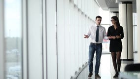 Συνεδρίαση εργαζομένων γραφείων στο στην αρχή χρησιμοποιώντας lap-top γραφείων, ενώ γυναίκες που μιλούν το τηλέφωνο στο υπόβαθρο Συνεδρίαση εργαζομένων γραφείων στο στην αρχή χρησιμοποιώντας lap-top γραφείων, ενώ γυναίκες που μιλούν το τηλέφωνο στο υπόβαθρο