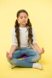 Συνεδρίαση μικρών κοριτσιών meditate στον πίνακα πενών στο κίτρινο υπόβαθρο Χρόνος για τη γιόγκα Δραστηριότητα παιδιών Hipster Συ στοκ φωτογραφία Συνεδρίαση μικρών κοριτσιών meditate στον πίνακα πενών στο κίτρινο υπόβαθρο Χρόνος για τη γιόγκα Δραστηριότητα παιδιών Hipster Συ στοκ φωτογραφία