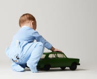 Συνεδρίαση μικρών παιδιών παιδιών αγοράκι παιδιών νηπίων και παιχνίδι με το πράσινο αναδρομικό αυτοκίνητο ανοικτό μπλε και πράσιν στοκ φωτογραφία Συνεδρίαση μικρών παιδιών παιδιών αγοράκι παιδιών νηπίων και παιχνίδι με το πράσινο αναδρομικό αυτοκίνητο ανοικτό μπλε και πράσιν στοκ φωτογραφία